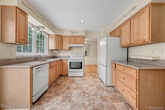 27940 White Plains, Farmington Hills, MI 48331