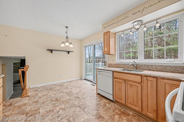 27940 White Plains, Farmington Hills, MI 48331