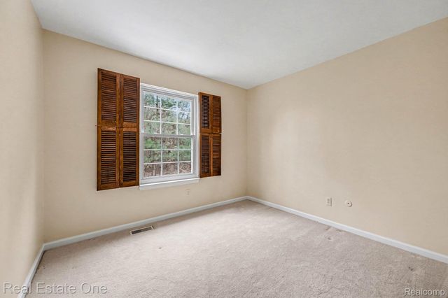 27940 White Plains, Farmington Hills, MI 48331