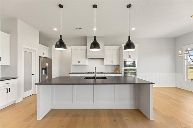 17166 W 164th Terrace, Olathe, KS 66062