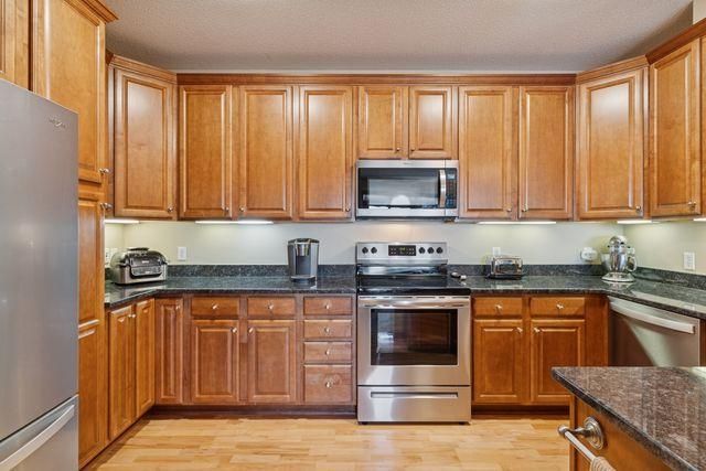 5225 Grandview Square 313, Edina, MN 55436