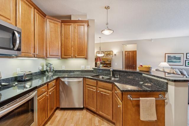 5225 Grandview Square 313, Edina, MN 55436