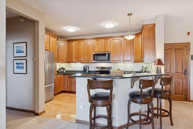 5225 Grandview Square 313, Edina, MN 55436