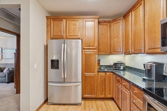 5225 Grandview Square 313, Edina, MN 55436