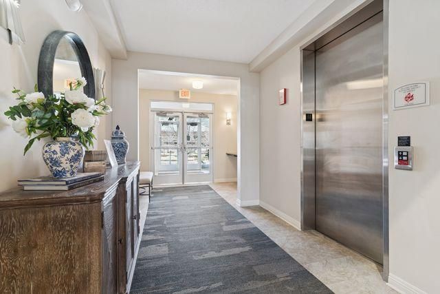 5225 Grandview Square 313, Edina, MN 55436