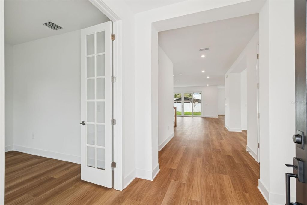 Image 2 of property listing at 804 W PENINSULAR STREET, Tampa, FL 33603