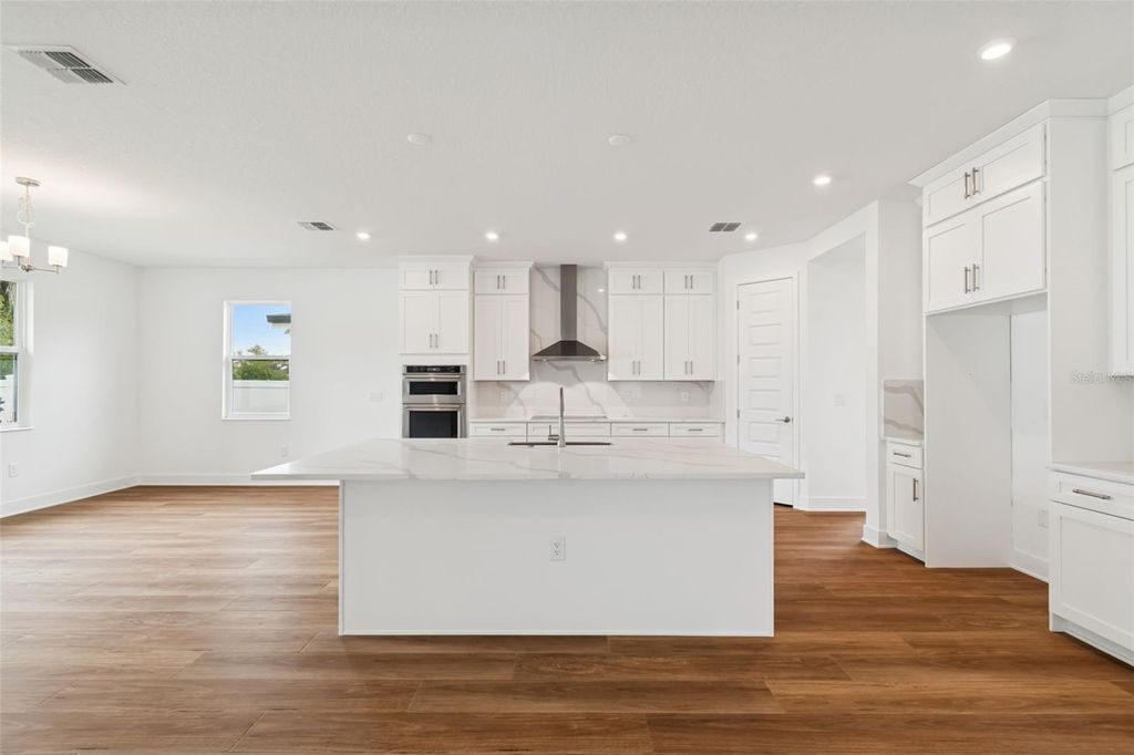 Image 14 of property listing at 804 W PENINSULAR STREET, Tampa, FL 33603