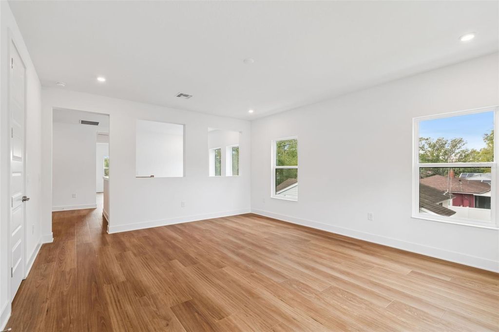 Image 31 of property listing at 804 W PENINSULAR STREET, Tampa, FL 33603