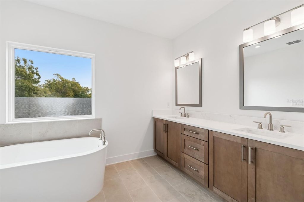 Image 38 of property listing at 804 W PENINSULAR STREET, Tampa, FL 33603