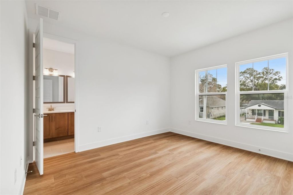 Image 43 of property listing at 804 W PENINSULAR STREET, Tampa, FL 33603