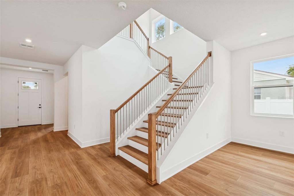 Image 6 of property listing at 804 W PENINSULAR STREET, Tampa, FL 33603