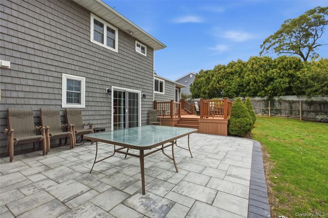 23 Apple Tree Drive, Hauppauge, NY 11788
