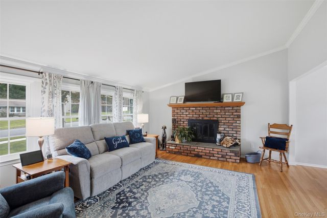 23 Apple Tree Drive, Hauppauge, NY 11788