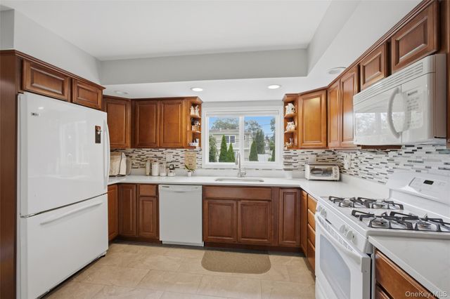 23 Apple Tree Drive, Hauppauge, NY 11788
