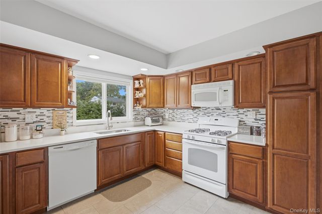 23 Apple Tree Drive, Hauppauge, NY 11788
