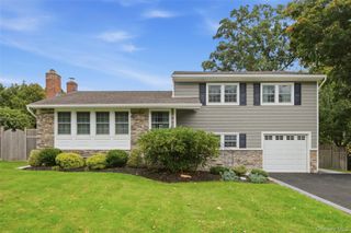 23 Apple Tree Drive, Hauppauge, NY 11788