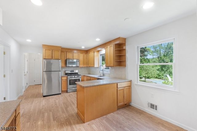 8 Patriot Rd, Peapack Gladstone Boro, NJ 07934