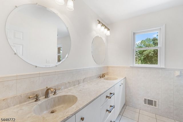 8 Patriot Rd, Peapack Gladstone Boro, NJ 07934