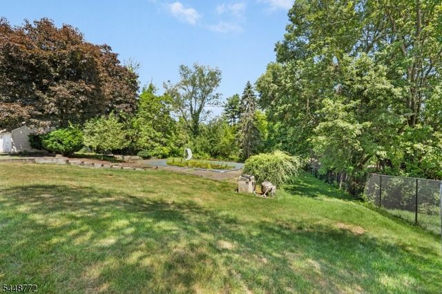 8 Patriot Rd, Peapack Gladstone Boro, NJ 07934