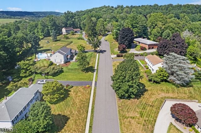 8 Patriot Rd, Peapack Gladstone Boro, NJ 07934