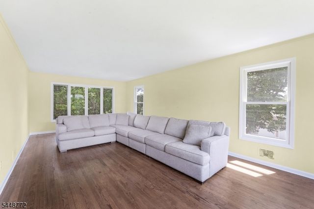 8 Patriot Rd, Peapack Gladstone Boro, NJ 07934