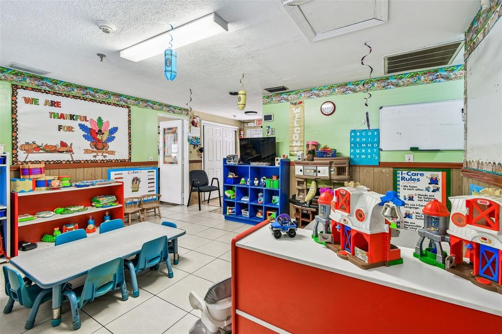 Image 12 of property listing at 9912 N MYRTLE STREET, Tampa, FL 33617