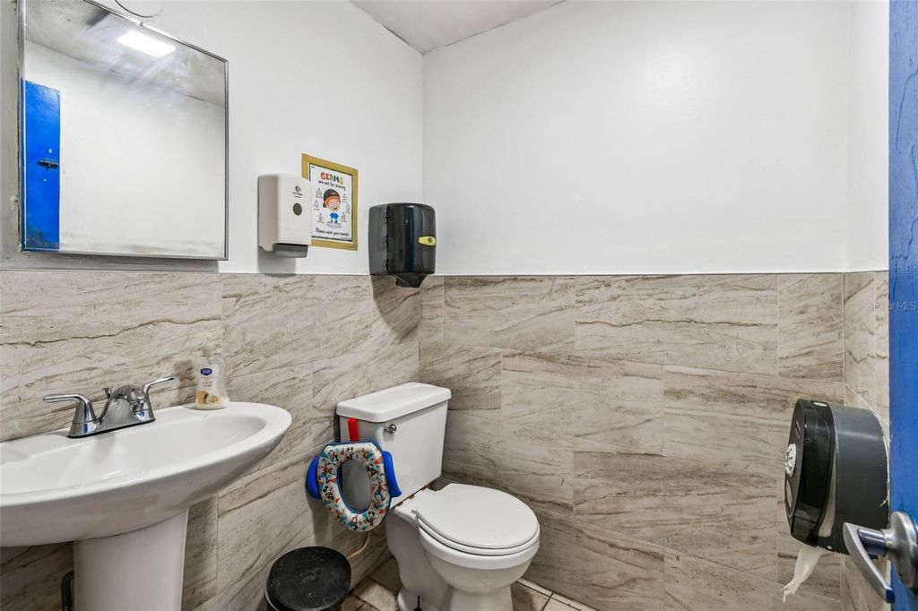 Image 20 of property listing at 9912 N MYRTLE STREET, Tampa, FL 33617