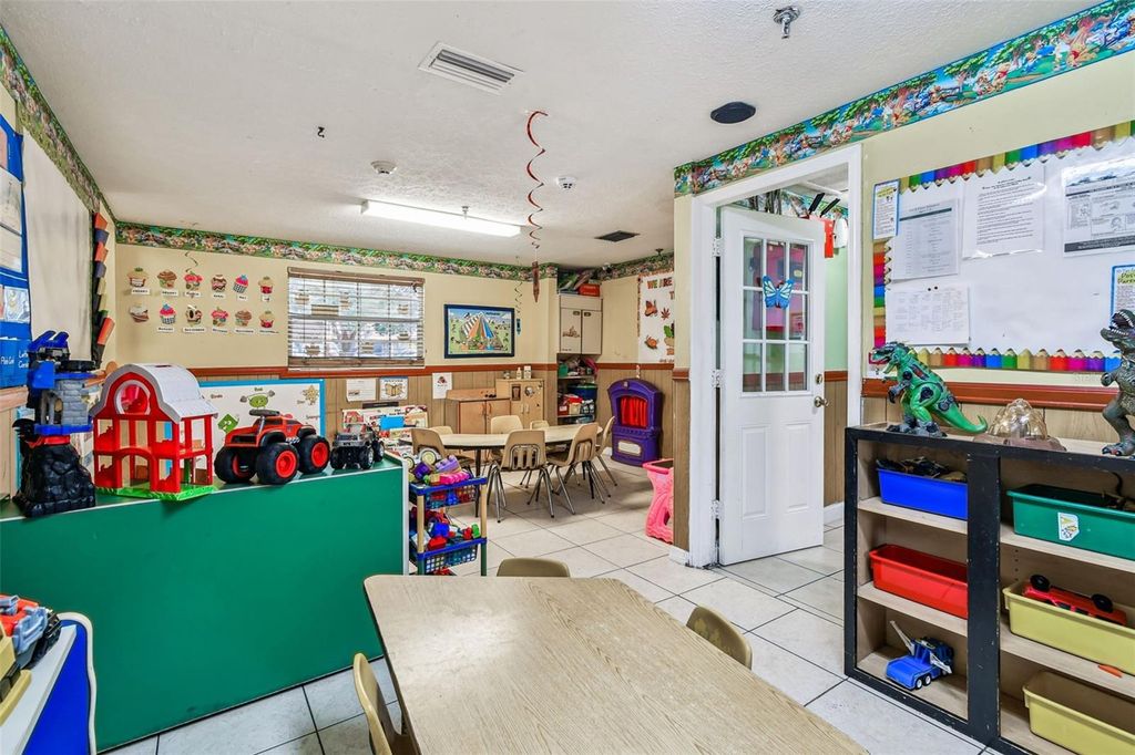 Image 22 of property listing at 9912 N MYRTLE STREET, Tampa, FL 33617