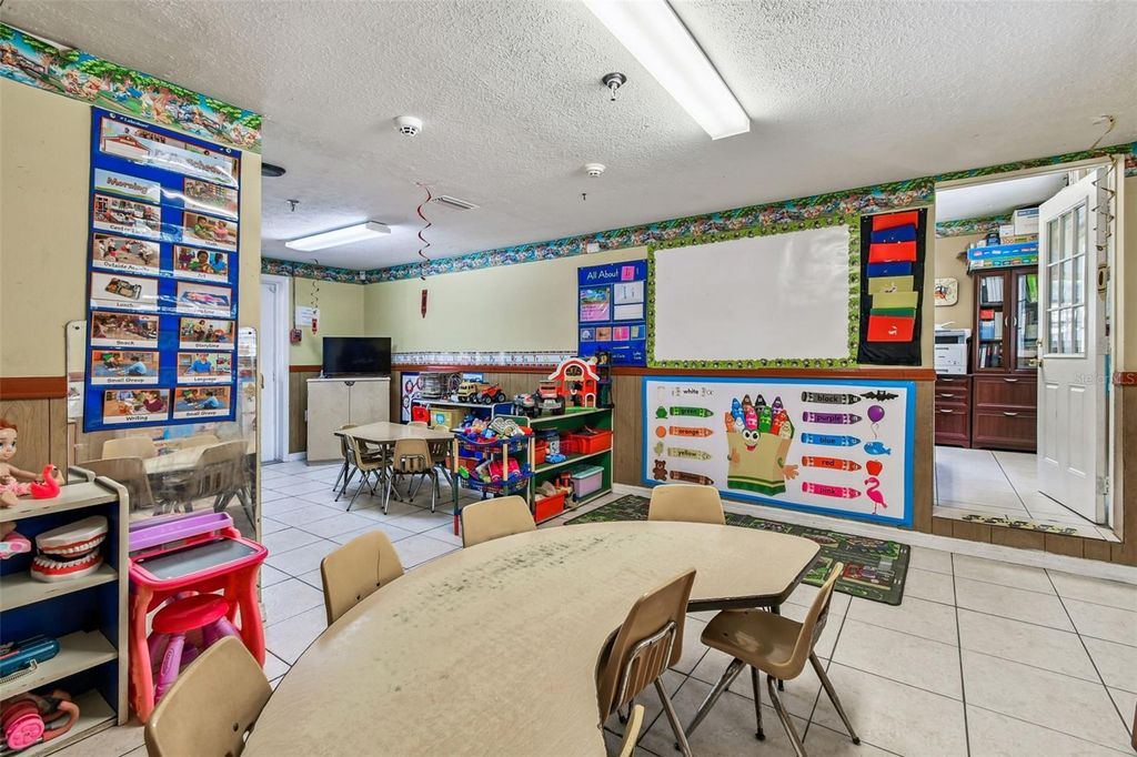 Image 23 of property listing at 9912 N MYRTLE STREET, Tampa, FL 33617