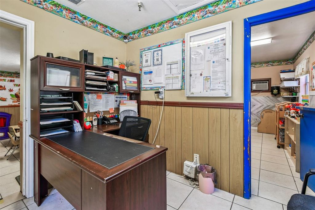 Image 27 of property listing at 9912 N MYRTLE STREET, Tampa, FL 33617