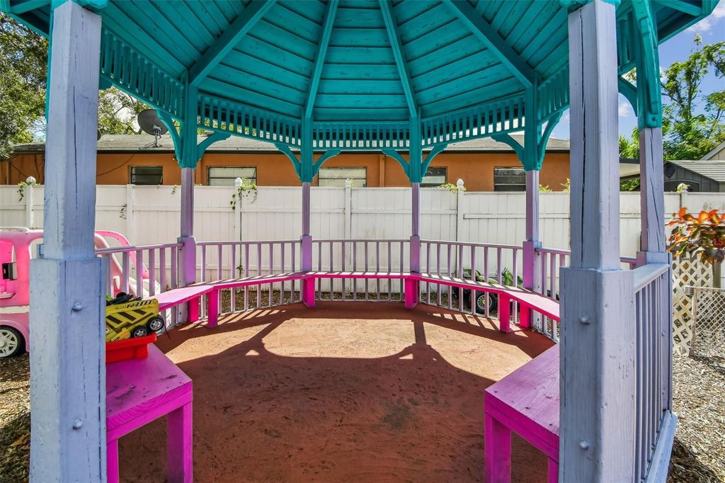 Image 36 of property listing at 9912 N MYRTLE STREET, Tampa, FL 33617