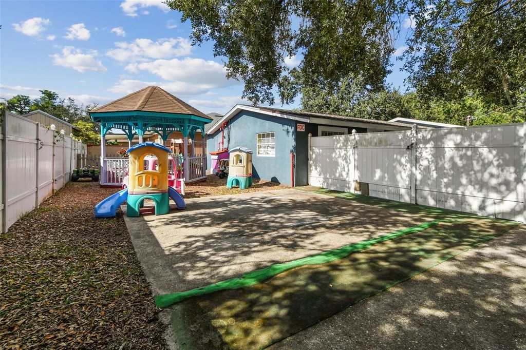 Image 39 of property listing at 9912 N MYRTLE STREET, Tampa, FL 33617