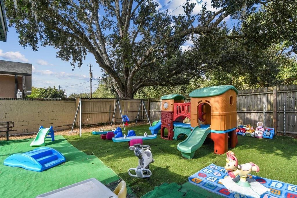 Image 48 of property listing at 9912 N MYRTLE STREET, Tampa, FL 33617