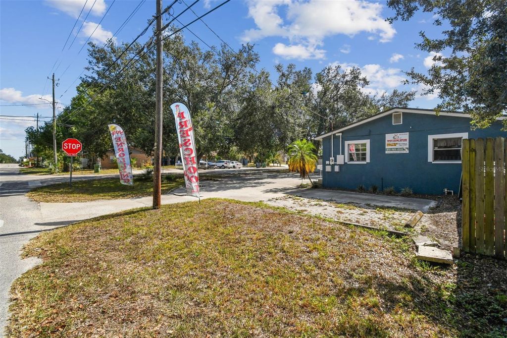 Image 7 of property listing at 9912 N MYRTLE STREET, Tampa, FL 33617