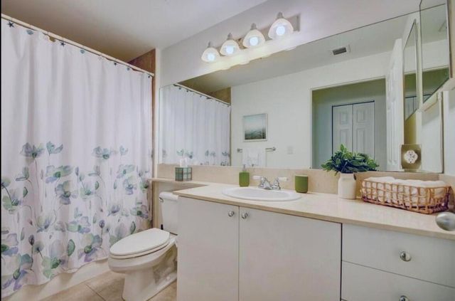 802 W Windward Way 216, Lantana, FL 33462