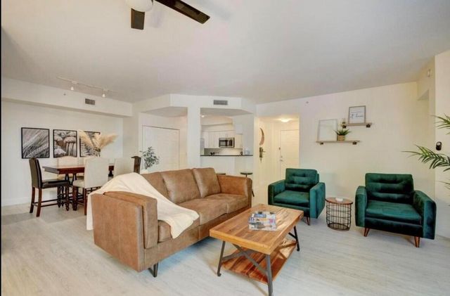 802 W Windward Way 216, Lantana, FL 33462