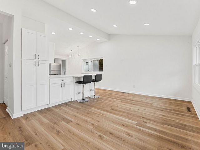 46 INDIAN QUEEN LN, Maple Shade, NJ 08052