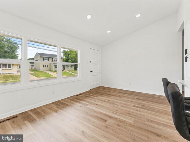 46 INDIAN QUEEN LN, Maple Shade, NJ 08052