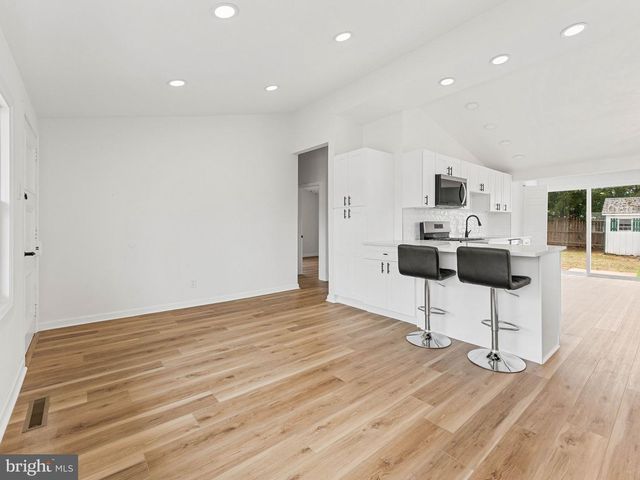 46 INDIAN QUEEN LN, Maple Shade, NJ 08052