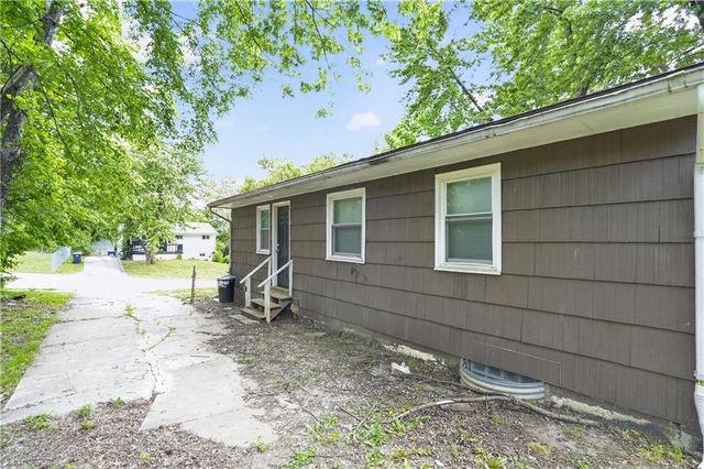 7801 E 48th Street, Kansas City, MO 64129