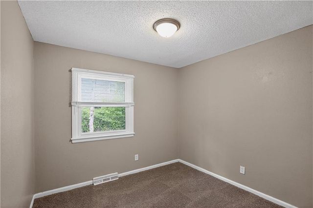 7801 E 48th Street, Kansas City, MO 64129