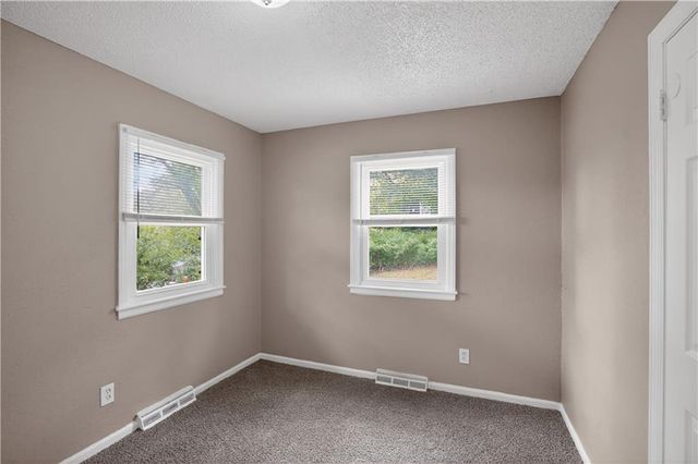 7801 E 48th Street, Kansas City, MO 64129