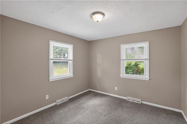 7801 E 48th Street, Kansas City, MO 64129