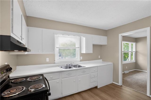 7801 E 48th Street, Kansas City, MO 64129