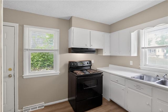 7801 E 48th Street, Kansas City, MO 64129