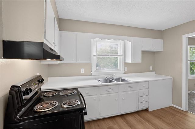 7801 E 48th Street, Kansas City, MO 64129