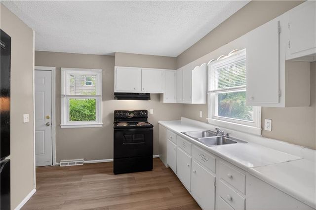 7801 E 48th Street, Kansas City, MO 64129