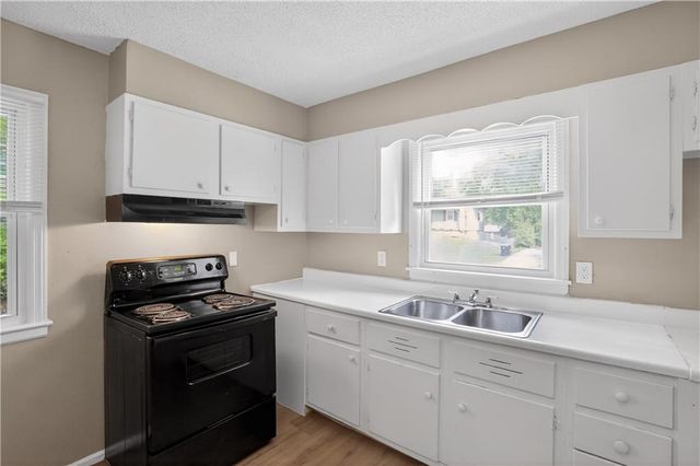7801 E 48th Street, Kansas City, MO 64129