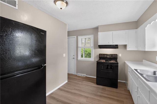 7801 E 48th Street, Kansas City, MO 64129