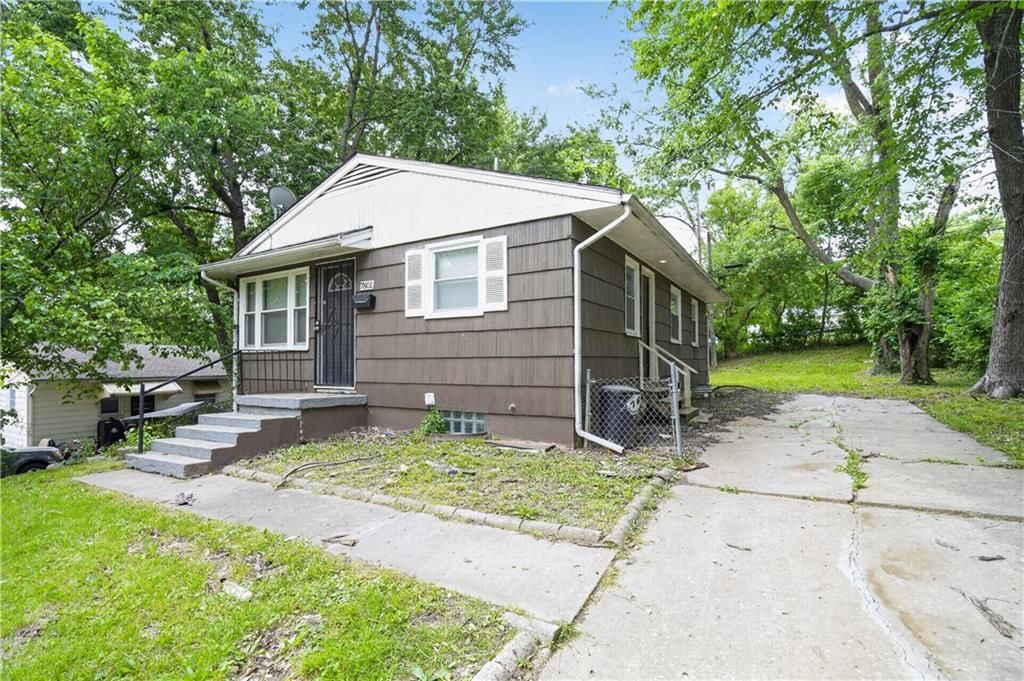7801 E 48th Street, Kansas City, MO 64129